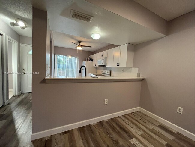 Building Photo - 843 Crystal Lake Dr