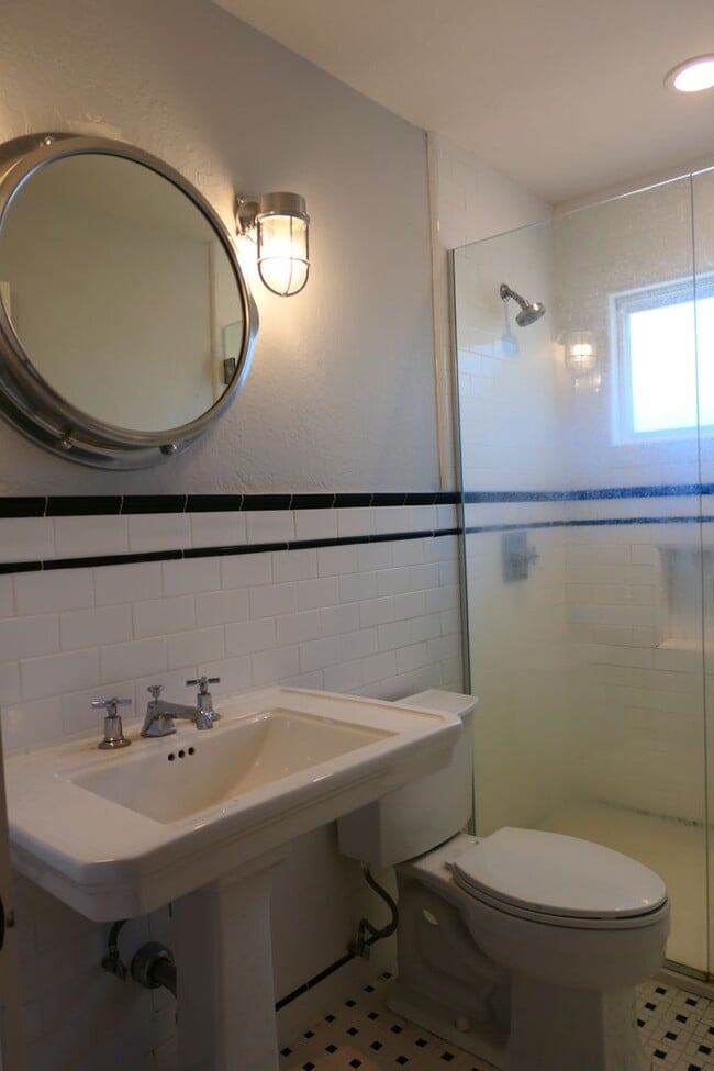 Building Photo - 4 bedroom 2 bath! Forced air, hardwood flo...