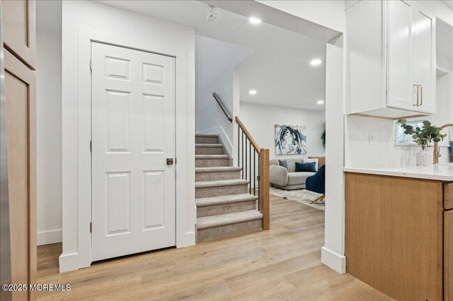 Building Photo - 18 Oak Knl Dr