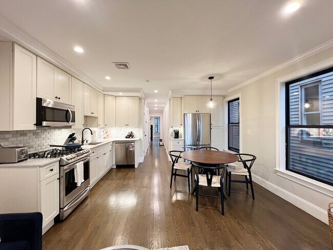 Building Photo - 498 Sumner St