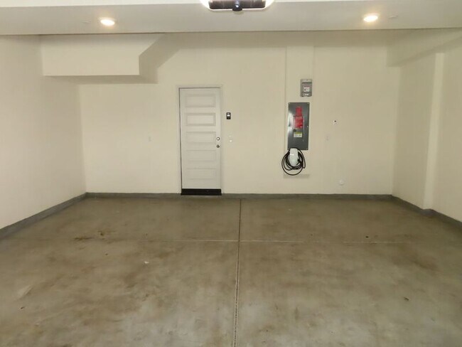 Building Photo - 40585 Melrose Dr