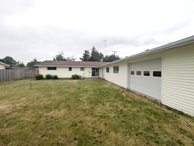Building Photo - 1117 NW Oak Ave
