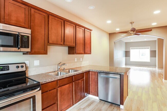 Building Photo - Bright and inviting townhome located in a charming community in Mountlake Terrace.