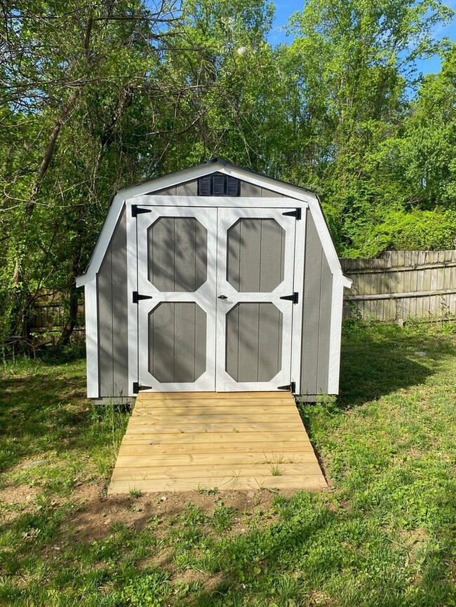 Building Photo - 3 bedroom, 2 bath ranch style home