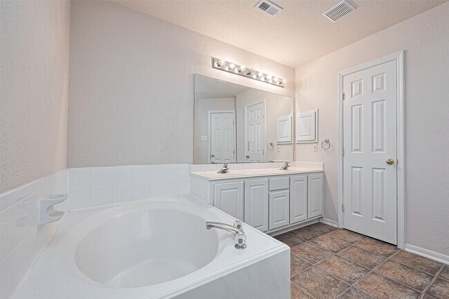 Building Photo - 18 W Greenhill Terrace Pl