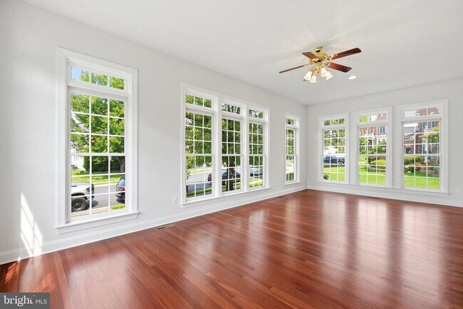 Building Photo - 5285 Meadow Estates Dr