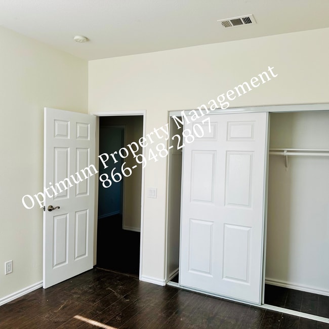 Building Photo - Modern Elegance and Comfort!