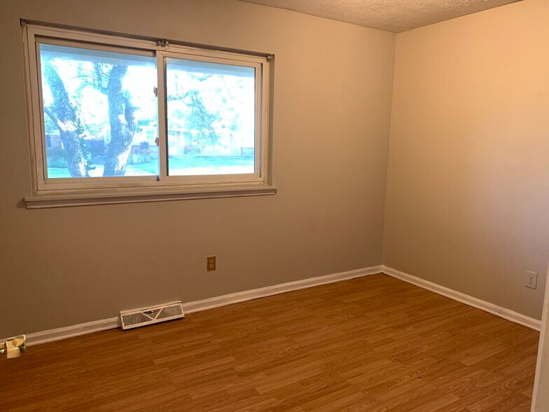 Building Photo - 1368 Dix Dr