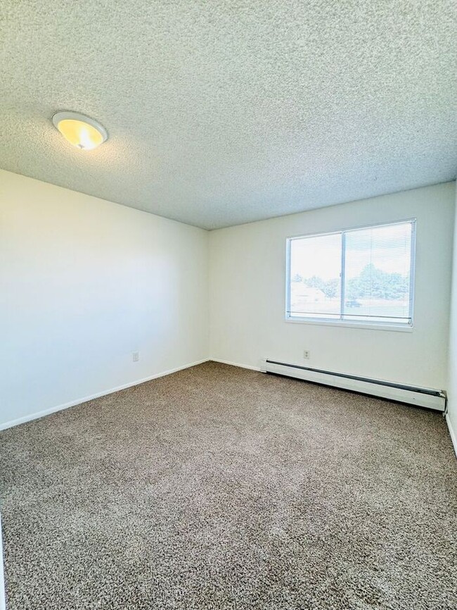 Building Photo - 2 Bed/1 Bath - Pool, Fireplace, Laundry Fa...