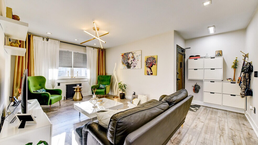 loads of natural light - 1504 W Terrace Cir