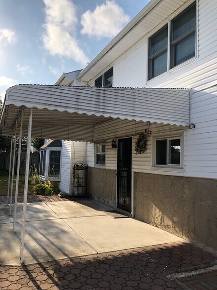 Building Photo - 72 W 16th St