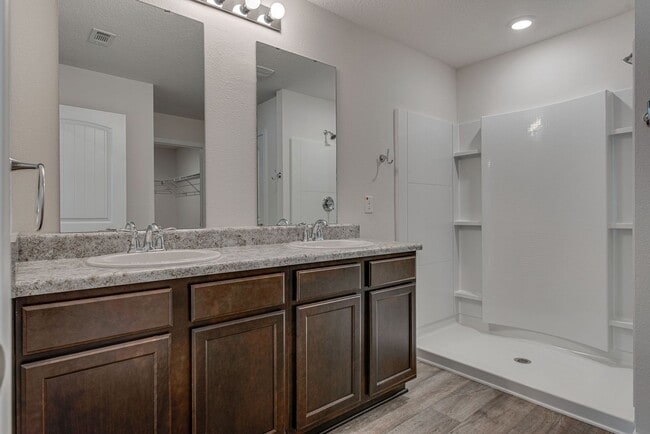Building Photo - Spacious 4-Bedroom Home - Cambria