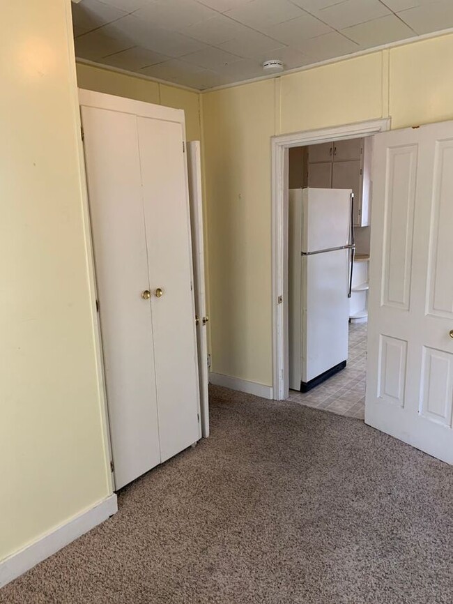 Building Photo - 2 Bedroom Unit in a Duplex Near The Lincol...