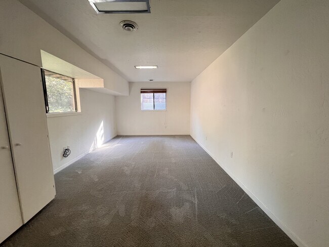 Building Photo - 10647 Newtown Rd