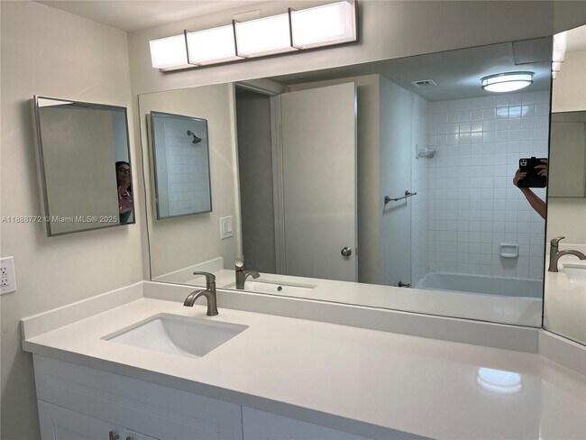 Building Photo - 2811 N Oakland Forest Dr