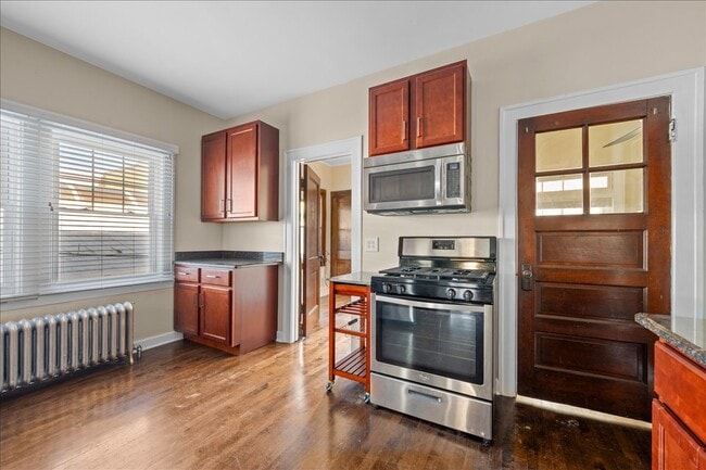 Building Photo - 913 Green Bay Rd