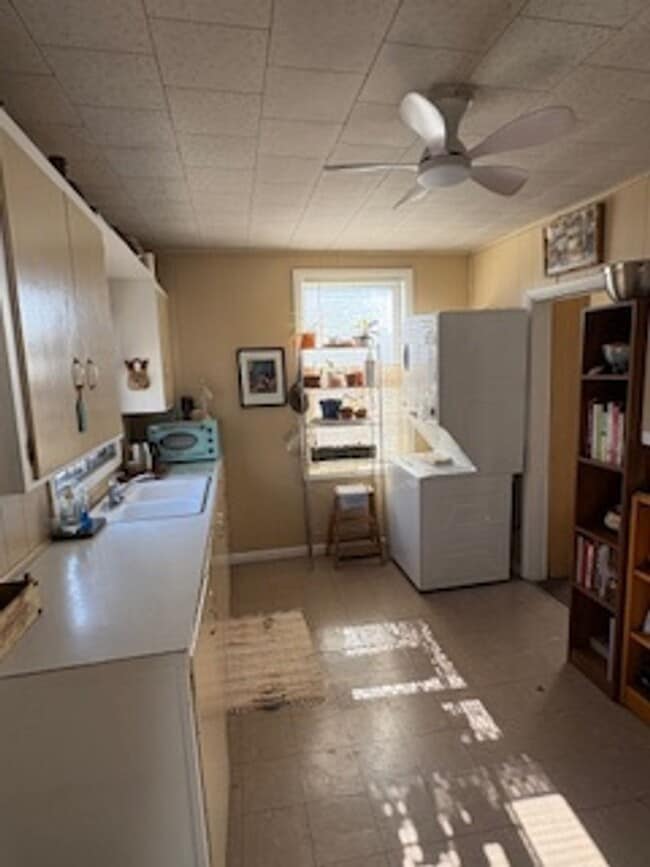 Building Photo - 2 Bedroom Single Family Home