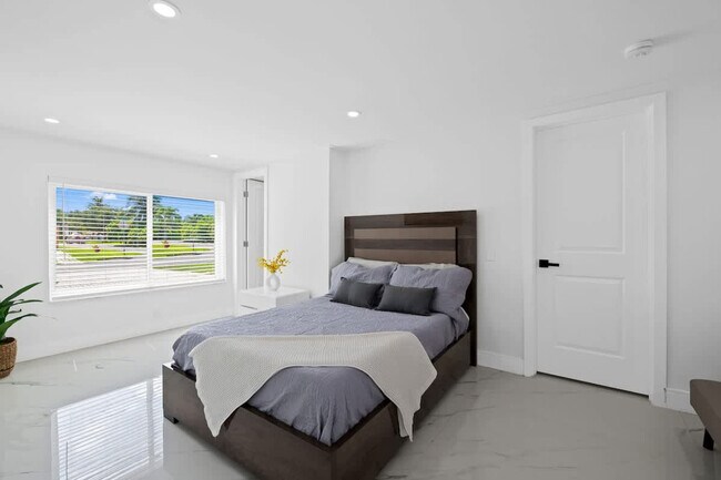 Building Photo - 871 NW 23rd Terrace