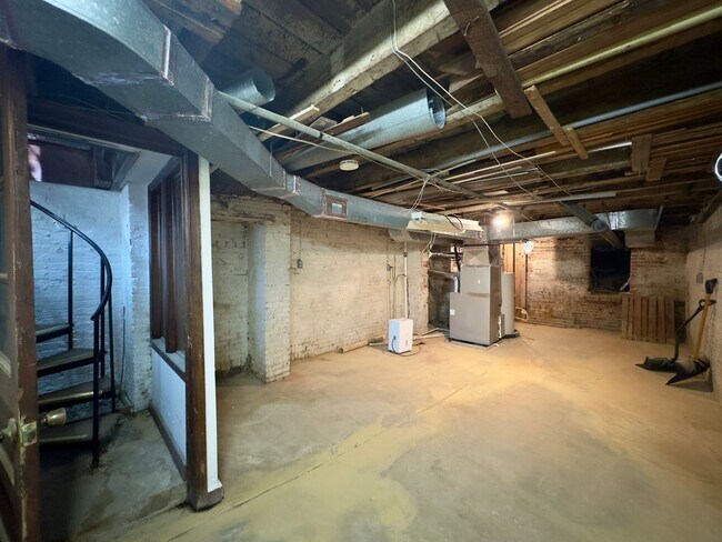 Building Photo - 331 S Ann St