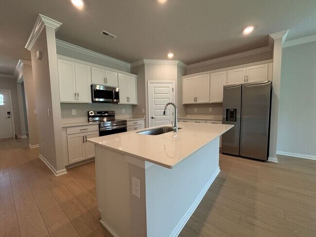 Building Photo - Look and lease in Athens