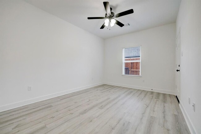 Building Photo - 4002 Elmwood St