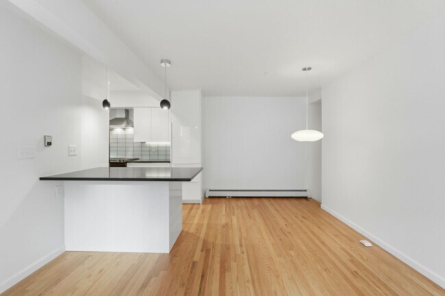 Building Photo - Beautiful 5-bed, 3.5 bath townhome steps from hiking trails and West Pearl St