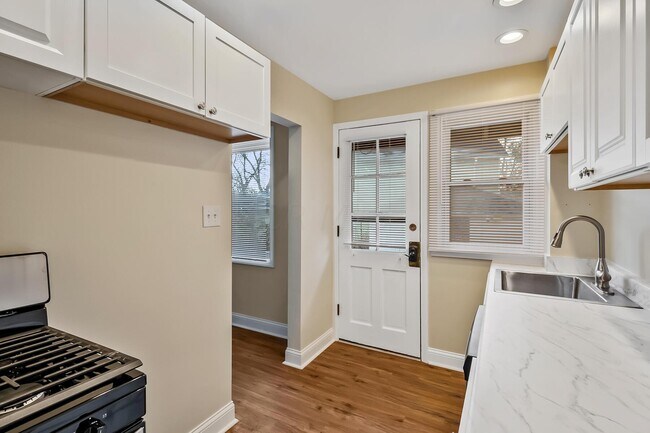 Building Photo - 109 E Arcadia Ave