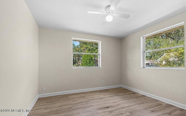 Building Photo - 7115 Lucky Dr E