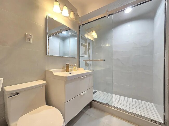 Building Photo - 8620 Bay 16th St