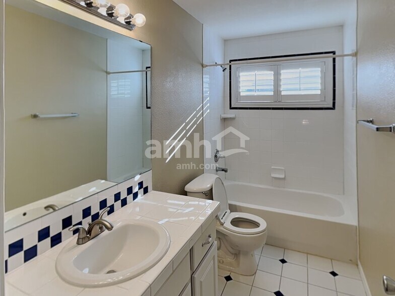Building Photo - 439 Longspur Dr