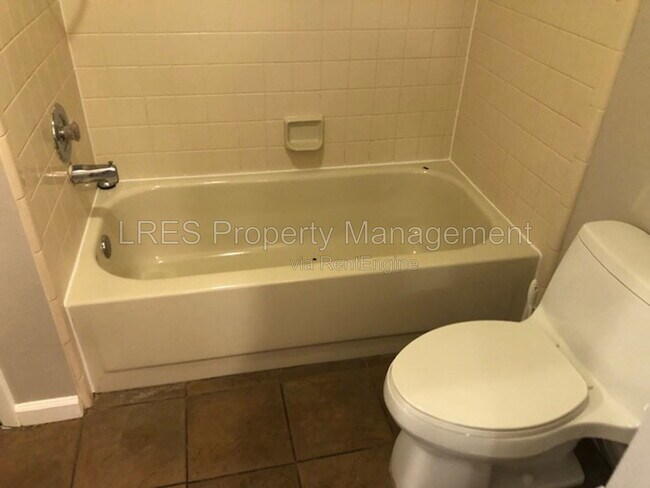 Building Photo - 1406 Northlake Dr