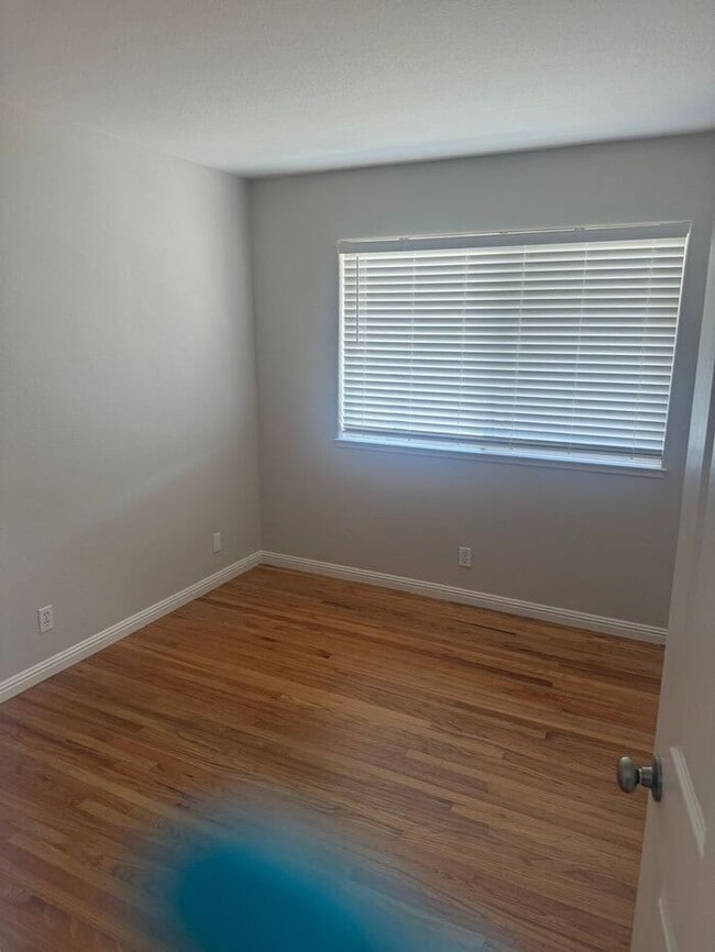 Building Photo - Beautiful 3 bedroom 1.5 House