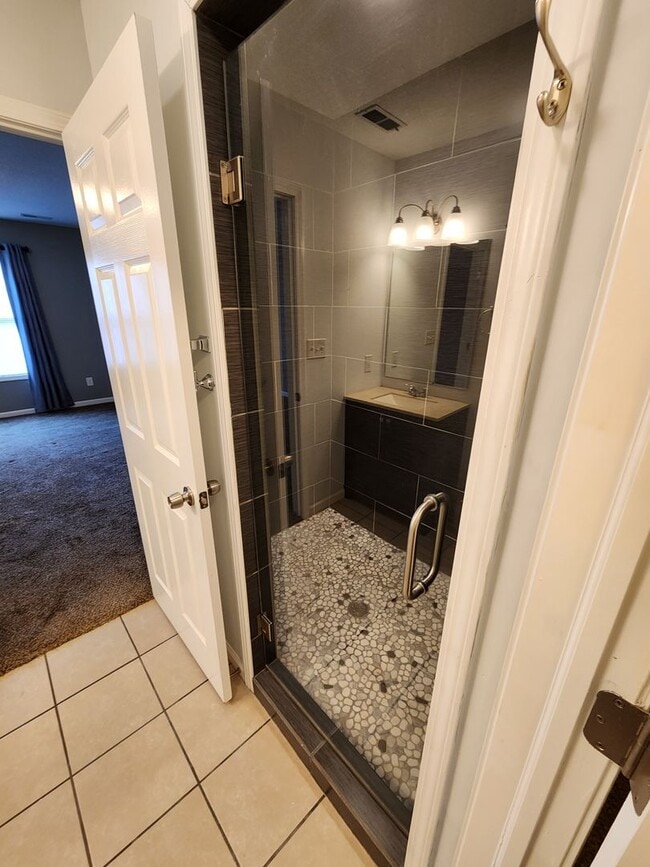 Building Photo - Beautiful newer home with everything on main level in Seaman Schools