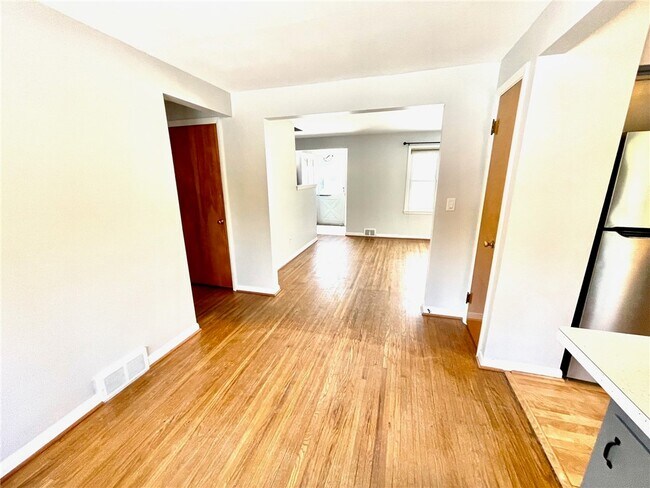 Building Photo - 129 Roselawn Crescent