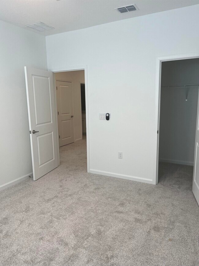 Building Photo - 207 Silver Myrtle Ct