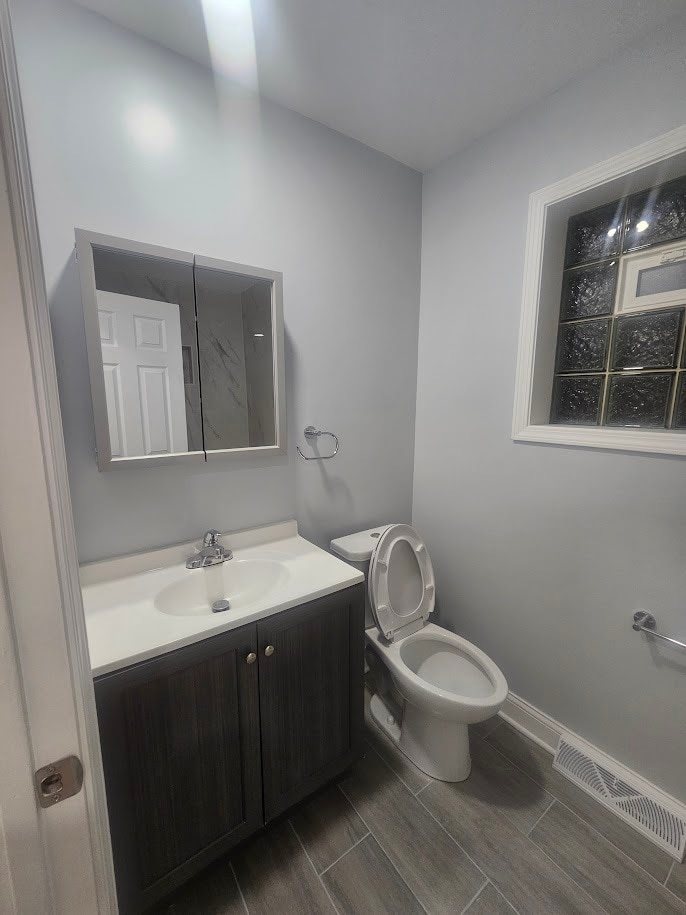main bath - 4405 N Keokuk Ave
