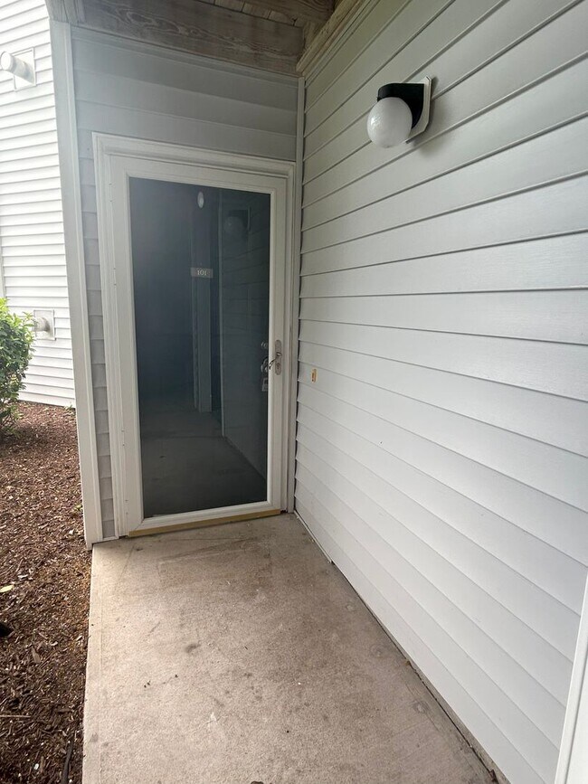 Building Photo - First floor 2 bedroom/2 bathroom condomini...