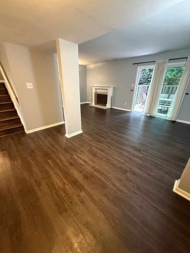 Building Photo - Charming 3BR Townhome in Greensboro