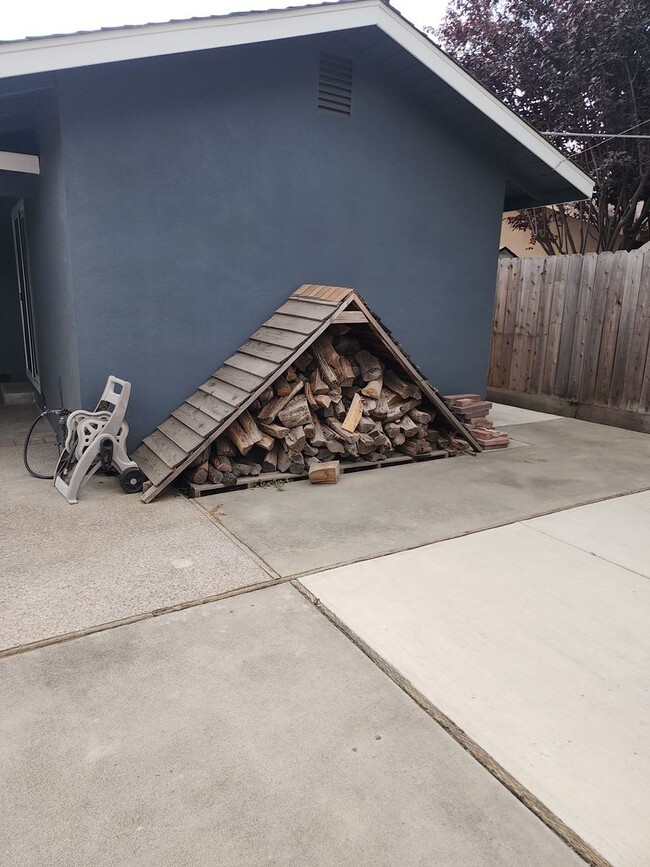 Building Photo - 3 Bedroom 2 bath with 2 car garage off of ...