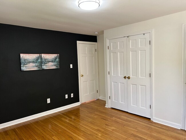 Building Photo - Spacious Colonial For Rent in Lyndhurst