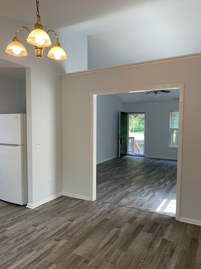 Building Photo - 211 Friendly Ln
