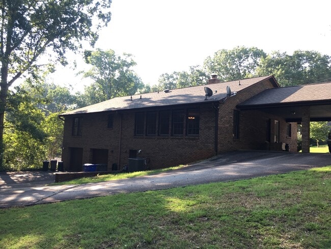 Building Photo - Spacious 3 Bedroom 2.5 Bath home located i...