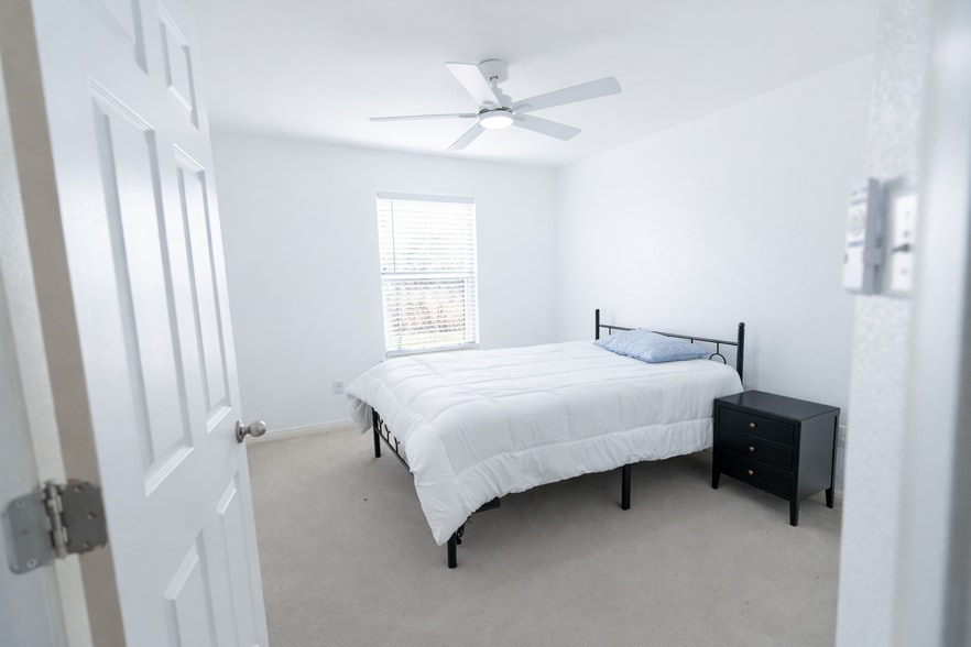 Building Photo - Room in Condo on Red Bud Ridge Ln