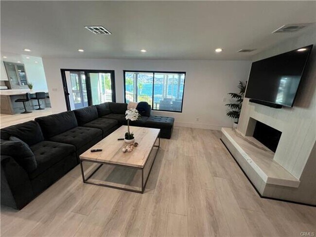Building Photo - Stunning Lakefront Retreat in Gated Canyon...