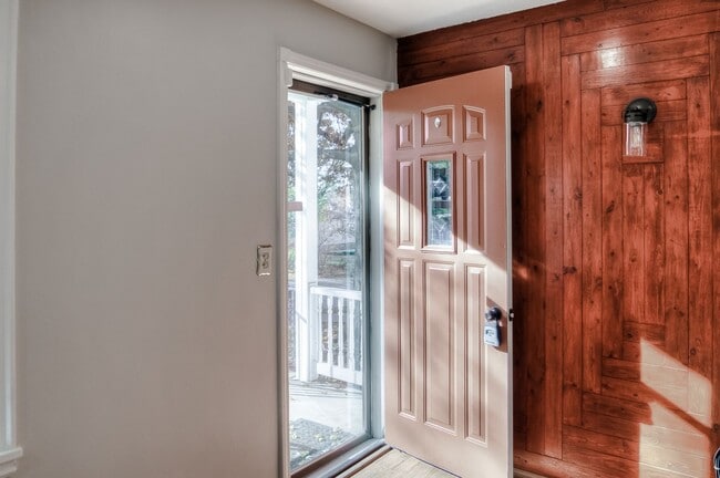 Building Photo - Aksarben Beauty