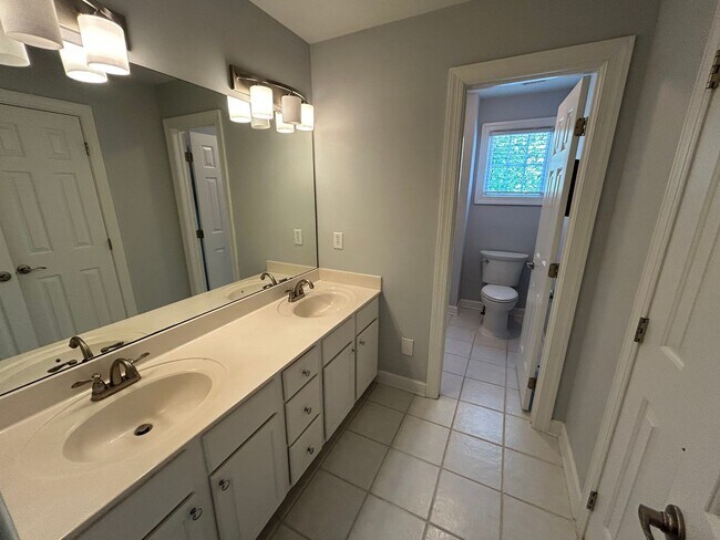 Building Photo - 4 Bed | 2.5 Bath House in Morrisville with...