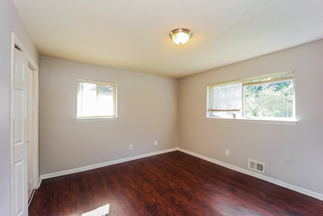 Building Photo - 3840 Benchmark Dr