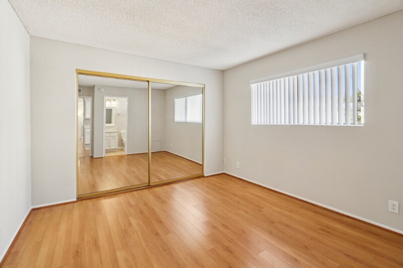 Building Photo - 725 E Providencia Ave