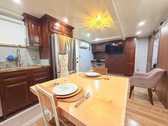 Building Photo - Vista Pl &amp; Marie Ave