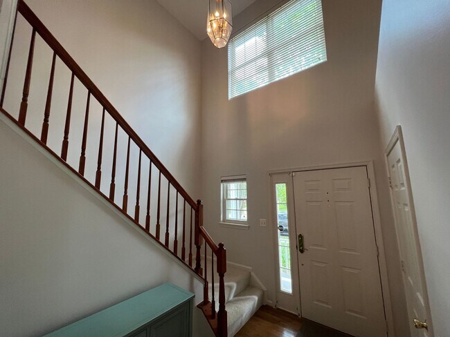 Building Photo - Impressive 4 Bedroom 3.5 Single-Family Hom...